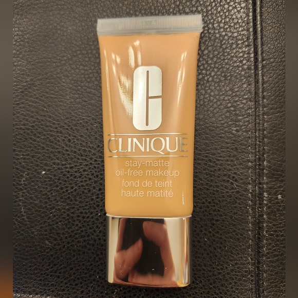 Clinique Stay-Matte Oil-Free Makeup Foundation In 05 Fair - Picture 6 of 8